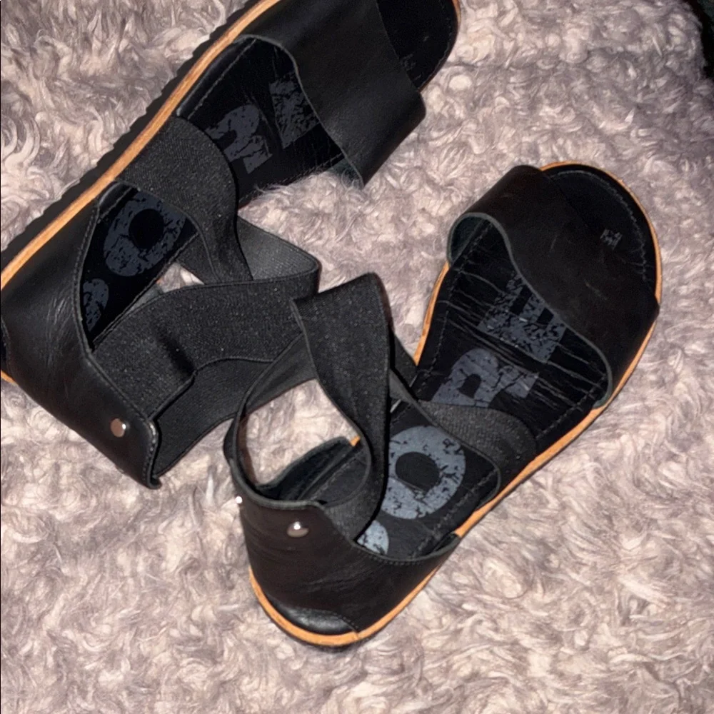 Sorel Black and Tan Sandals - Picture 6 of 7